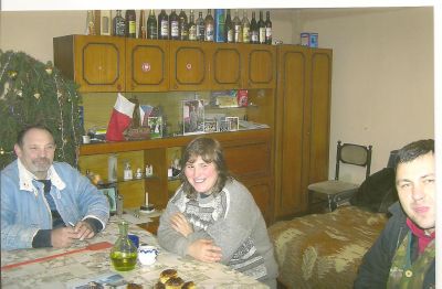 Hemma hos familjen Tesař. Från vänster Ladislav och Svetlana Tesař, Jozef Bůžek. Hemma hos familjen Tesař. Från vänster Ladislav och Svetlana Tesař, Jozef Bůžek.